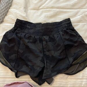 Lululemon high rise hotty hot short 2.5